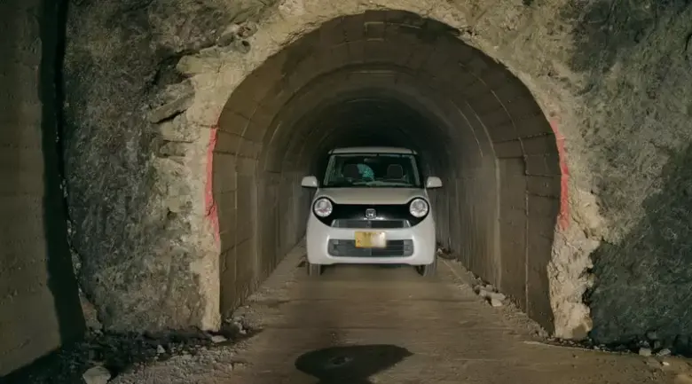 日本诡异道路探秘！隧道中竟藏更小隧道，考验你的驾驶技术与胆量 - 偶像便利店