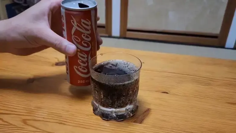 日本网友爬山捡到半世纪前的可口可乐并开喝！大家直呼可怕 - 偶像便利店