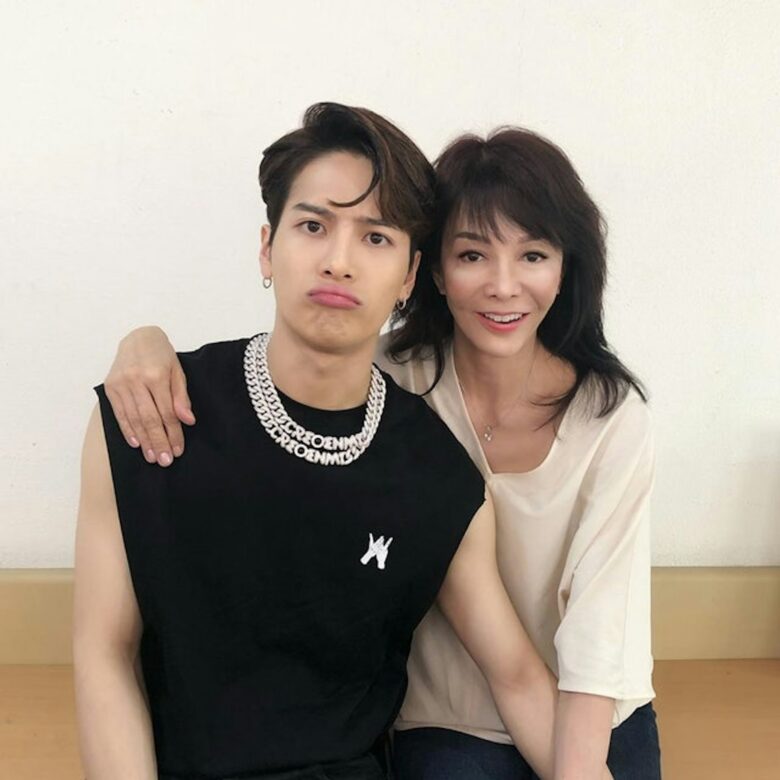 超级顶流男神惊喜现身婚礼一举动惹哭新娘，王嘉尔极重情义获赞最帅伴郎 - 偶像便利店