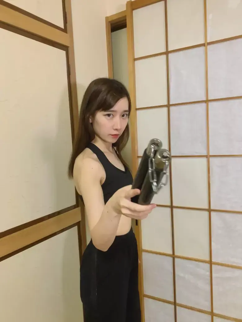 李小龙《精武门》经典重现！日本女孩森累珠携全家再现道场双节棍战 - 偶像便利店