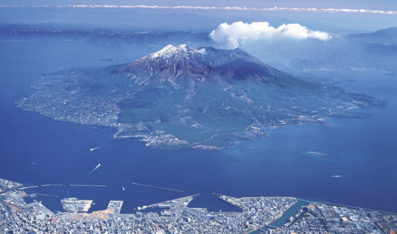 「日本樱岛火山」突发爆发！乘客拍下4500公尺惊人喷烟瞬间，震撼画面曝光 - 偶像便利店