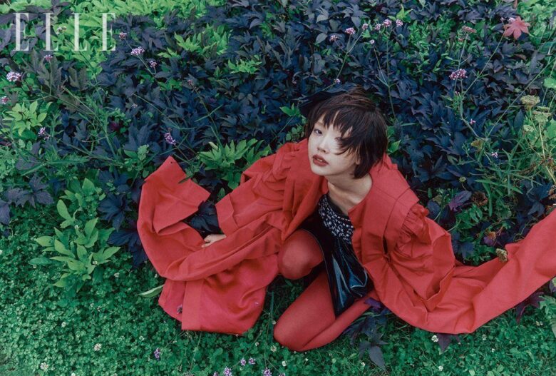 ELLE Korea November 2024周年刊，服装有Chanel、Giambattista Valli 、Balenciaga、Zuhair Murad 、Jean Paul Gaultier、Schiaparelli、Giorgio Armani 多套高定，在巴黎街头拍摄 - 偶像便利店