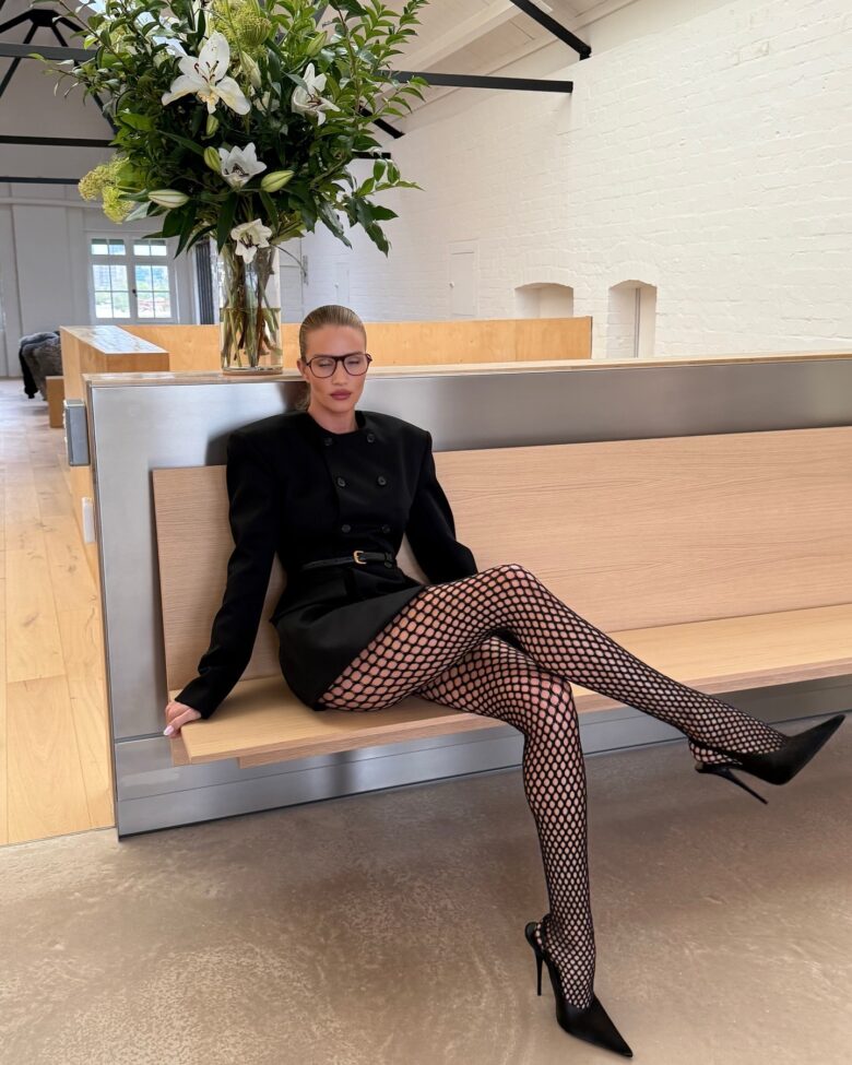 Rosie Huntington Whiteley：Office Day - 偶像便利店