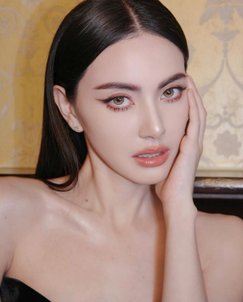 Mai Davika × M Essential十周年大秀 - 偶像便利店